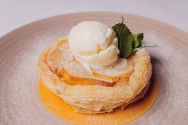 Beyaz arka planda dondurmalı tatlı pasta..