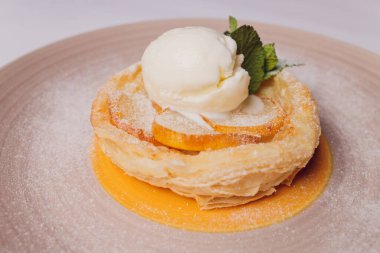 Beyaz arka planda dondurmalı tatlı pasta..