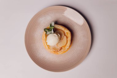 Beyaz arka planda dondurmalı tatlı pasta..