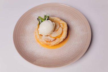 Beyaz arka planda dondurmalı tatlı pasta..