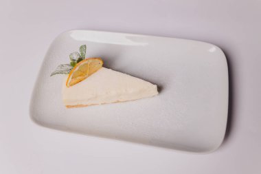 İzole edilmiş, kırpma yolu olan beyaz bir arkaplanda sade peynirli kek.