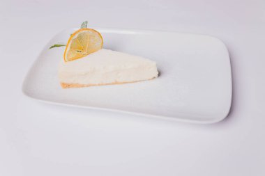 İzole edilmiş, kırpma yolu olan beyaz bir arkaplanda sade peynirli kek.