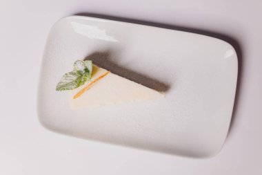 İzole edilmiş, kırpma yolu olan beyaz bir arkaplanda sade peynirli kek.