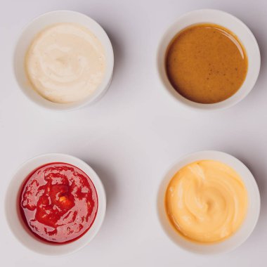 Beyaz üzerine izole edilmiş farklı soslar..