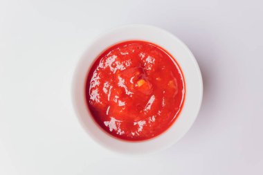 Beyaz üzerine izole edilmiş farklı soslar..