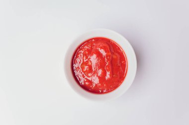 Beyaz üzerine izole edilmiş farklı soslar..