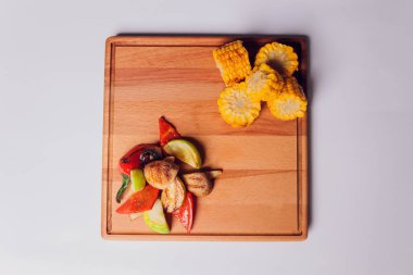 Ev yapımı organik ızgara yaz sebzeleri kırsal masada. Mısır, biber, soğan, patlıcan, kabak. Vejetaryen gıda konsepti.