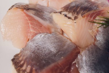 Uskumru parçaları, beyaz arkaplanda izole edilmiş..