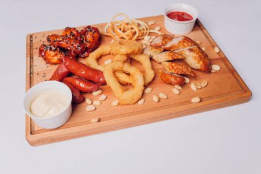 Bira için geniş aperatifler ve parşömen üzerinde farklı soslar..