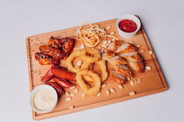 Bira için geniş aperatifler ve parşömen üzerinde farklı soslar..