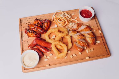 Bira için geniş aperatifler ve parşömen üzerinde farklı soslar..