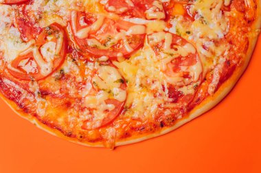 Portakal rengi arka planda Pepperoni Pizza. Lezzetli ev yapımı pizza manzarası.