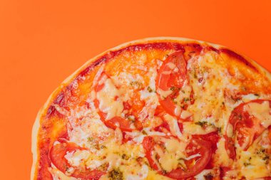 Portakal rengi arka planda Pepperoni Pizza. Lezzetli ev yapımı pizza manzarası.