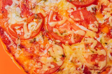 Portakal rengi arka planda Pepperoni Pizza. Lezzetli ev yapımı pizza manzarası.