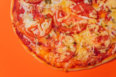 Portakal rengi arka planda Pepperoni Pizza. Lezzetli ev yapımı pizza manzarası.