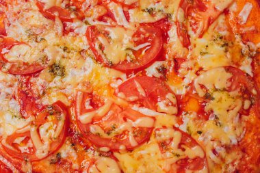 Portakal rengi arka planda Pepperoni Pizza. Lezzetli ev yapımı pizza manzarası.