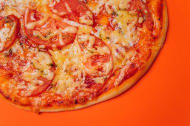 Portakal rengi arka planda Pepperoni Pizza. Lezzetli ev yapımı pizza manzarası.