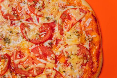 Portakal rengi arka planda Pepperoni Pizza. Lezzetli ev yapımı pizza manzarası.