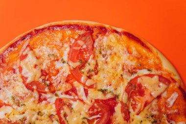 Portakal rengi arka planda Pepperoni Pizza. Lezzetli ev yapımı pizza manzarası.