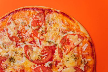 Portakal rengi arka planda Pepperoni Pizza. Lezzetli ev yapımı pizza manzarası.