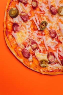 Portakal rengi arka planda Pepperoni Pizza. Lezzetli ev yapımı pizza manzarası.