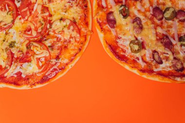 Portakal rengi arka planda Pepperoni Pizza. Lezzetli ev yapımı pizza manzarası.