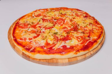 Taze İtalyan klasik orjinal biberli pizza beyaz arka planda izole edilmiş..