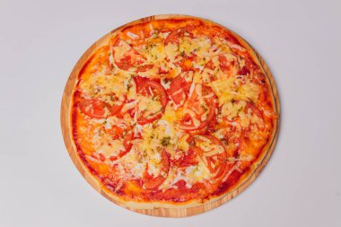 Taze İtalyan klasik orjinal biberli pizza beyaz arka planda izole edilmiş..