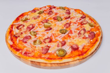Taze İtalyan klasik orjinal biberli pizza beyaz arka planda izole edilmiş..