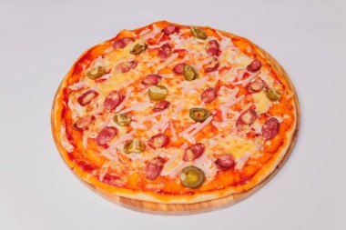 Taze İtalyan klasik orjinal biberli pizza beyaz arka planda izole edilmiş..