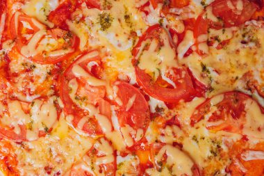 Taze İtalyan klasik orjinal biberli pizza beyaz arka planda izole edilmiş..