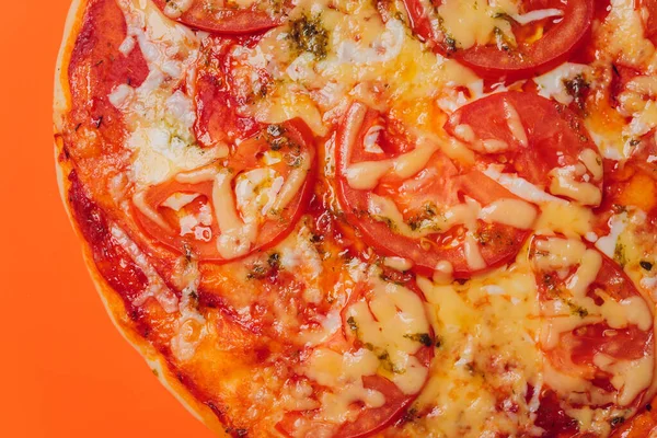 Portakal rengi arka planda Pepperoni Pizza. Lezzetli ev yapımı pizza manzarası.