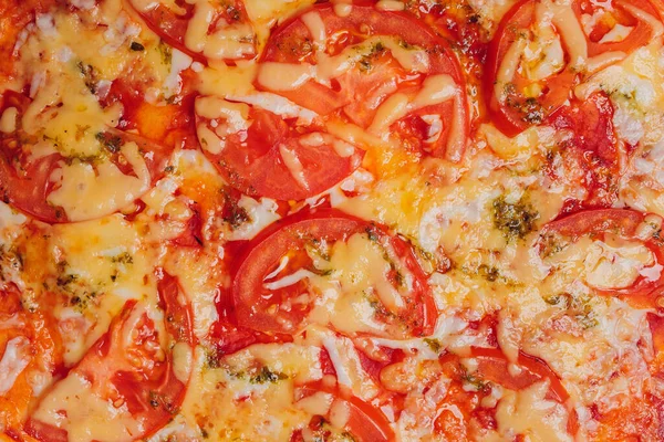 Portakal rengi arka planda Pepperoni Pizza. Lezzetli ev yapımı pizza manzarası.