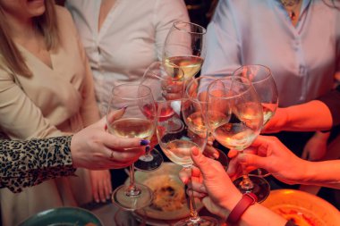 İçkili kadehler ve kadeh kaldırma, parti.