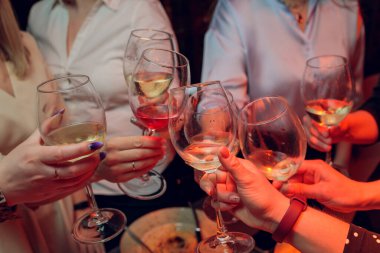 İçkili kadehler ve kadeh kaldırma, parti.