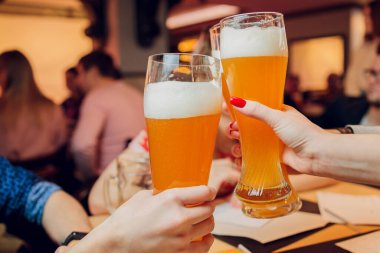 İçkili kadehler ve kadeh kaldırma, parti.