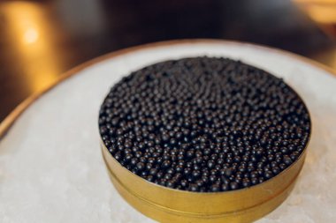 Plastik tabakta siyah havyar, gurme ve lezzetli yemekler, yakın çekim..