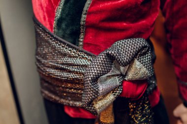 Ulusal Giysiler Giyen Yaşlı Gürcü Adam 'ın Ellerini Kapatın. Georgia Ülkesi Kültürü. Kemerindeki Hançer Asılı.