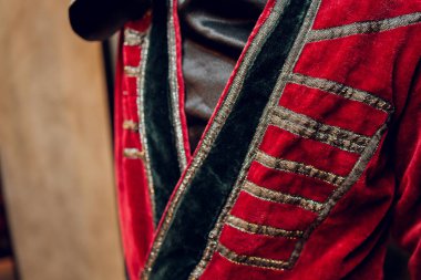 Ulusal Giysiler Giyen Yaşlı Gürcü Adam 'ın Ellerini Kapatın. Georgia Ülkesi Kültürü. Kemerindeki Hançer Asılı.