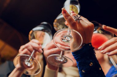 İçkili kadehler ve kadeh kaldırma, parti.