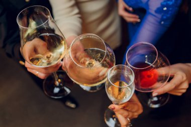 İçkili kadehler ve kadeh kaldırma, parti.