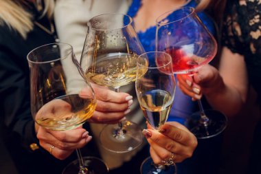 İçkili kadehler ve kadeh kaldırma, parti.