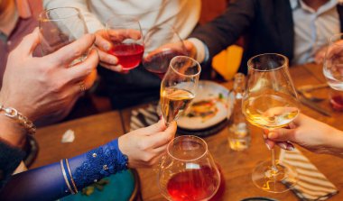 İçkili kadehler ve kadeh kaldırma, parti.