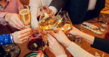 İçkili kadehler ve kadeh kaldırma, parti.