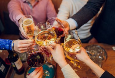 İçkili kadehler ve kadeh kaldırma, parti.
