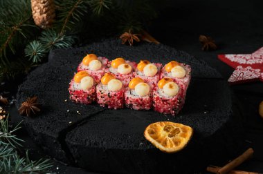 Asya yemekleri, plastik kaplarda çeşitli suşi setleri, soslar, pirinç ve yemek çubukları. Üst manzara, düz uzanma.