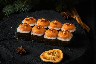 Asya yemekleri, plastik kaplarda çeşitli suşi setleri, soslar, pirinç ve yemek çubukları. Üst manzara, düz uzanma.