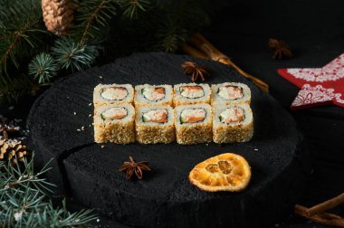 Asya yemekleri, plastik kaplarda çeşitli suşi setleri, soslar, pirinç ve yemek çubukları. Üst manzara, düz uzanma.