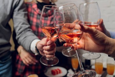 İçkili kadehler ve kadeh kaldırma, parti.