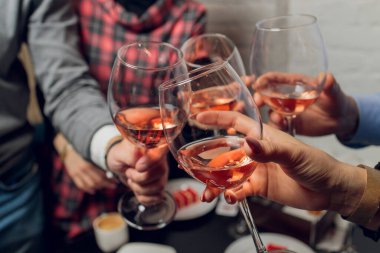 İçkili kadehler ve kadeh kaldırma, parti.